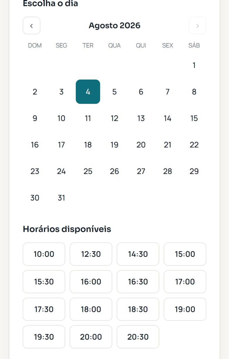 Página pública de agendamento no celular: calendário de agosto com o dia 4 selecionado e quinze horários livres para escolher.